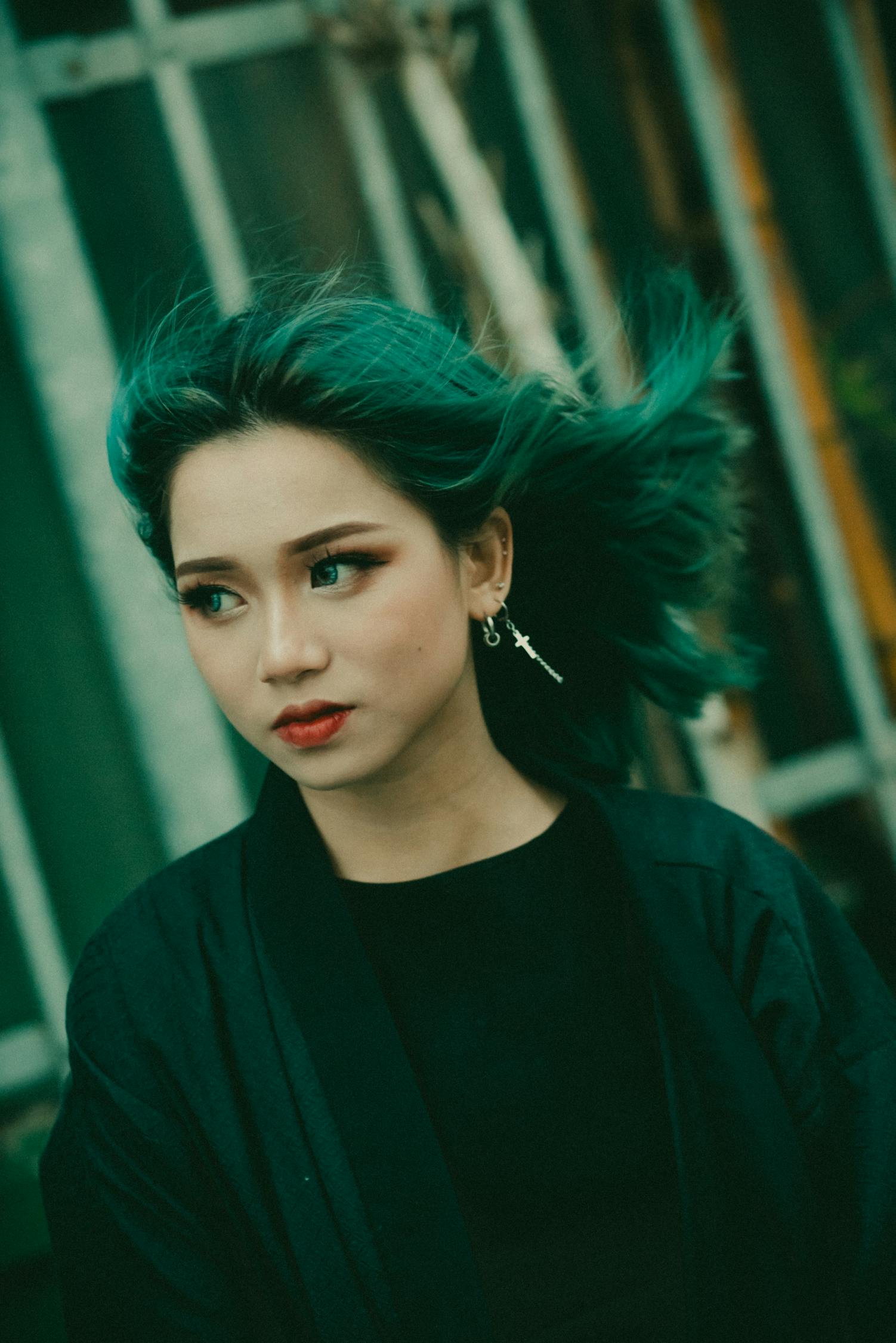 白敬亭近照展現(xiàn)青春偶像魅力風采